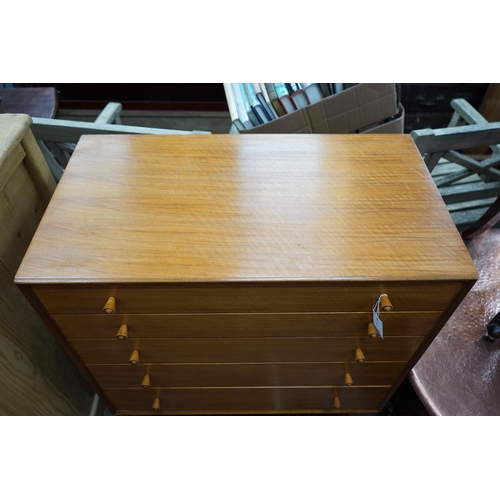 1039 - A mid century Alfred Cox for Heals walnut chest of five drawers, width 83cm depth 46cm height 93cm... 