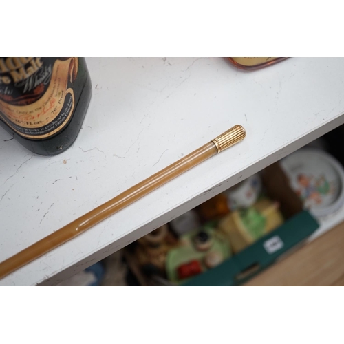 1406 - A Yellow-metal mounted horn riding crop, 69cm