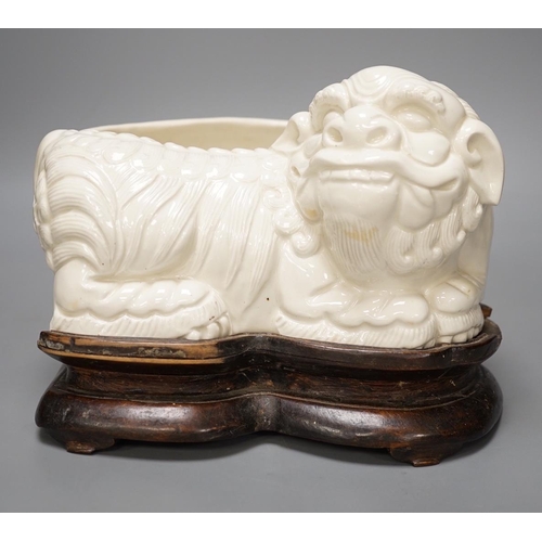 1423 - A Chinese cream glazed liondog planter on hardwood stand, 21cm