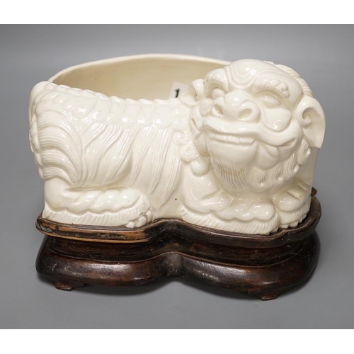 1423 - A Chinese cream glazed liondog planter on hardwood stand, 21cm