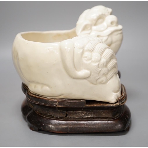 1423 - A Chinese cream glazed liondog planter on hardwood stand, 21cm