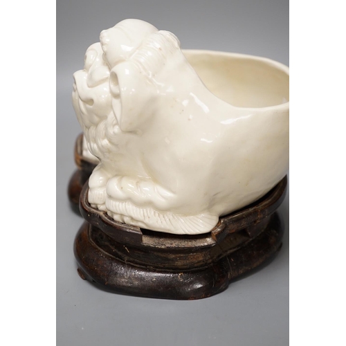 1423 - A Chinese cream glazed liondog planter on hardwood stand, 21cm