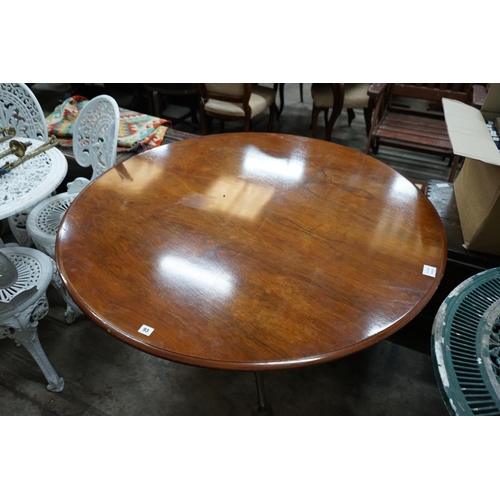 1093 - A mid century design circular centre table, on spoked metal base, width 122cm height 67cm... 