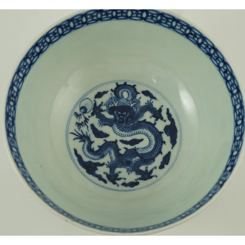 146 - A Chinese blue and white foreign ambassadors bowl, Kangxi/Yongzheng period, painted to the interio... 