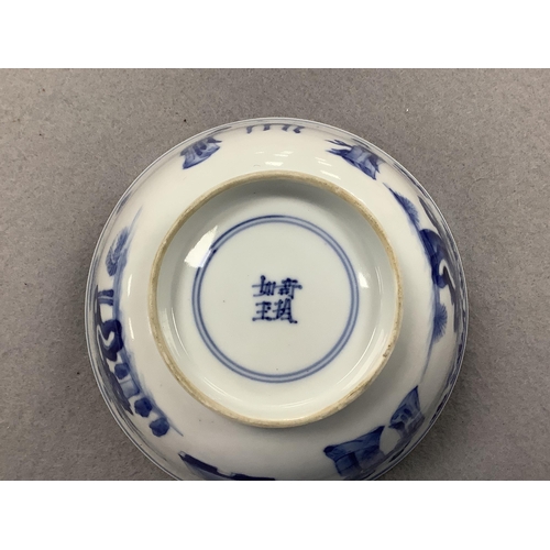 160 - A Chinese blue and white ladies bowl, Kangxi period, the interior painted with a seated lady and t... 