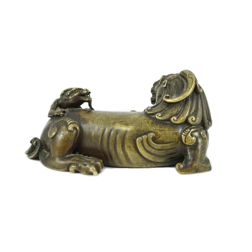 261 - A finely cast Chinese bronze lion-dog and cub scroll weight, 17th/18th century, 14cm long, one foot ... 