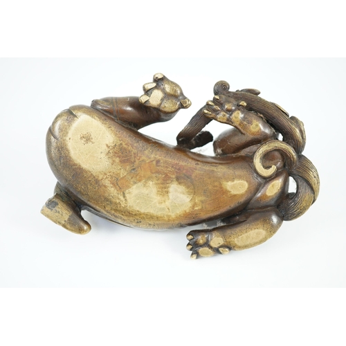 261 - A finely cast Chinese bronze lion-dog and cub scroll weight, 17th/18th century, 14cm long, one foot ... 