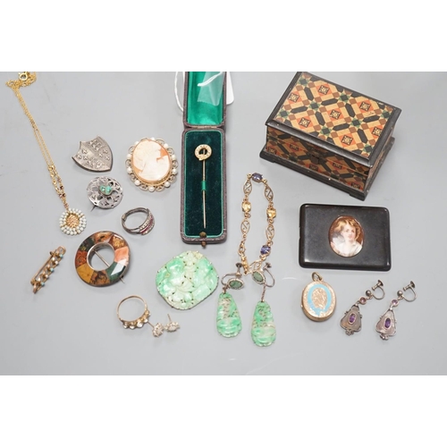 1914 - A small group of Victorian and later jewellery, including seed pearl set stick pin, 9ct and gem set ... 