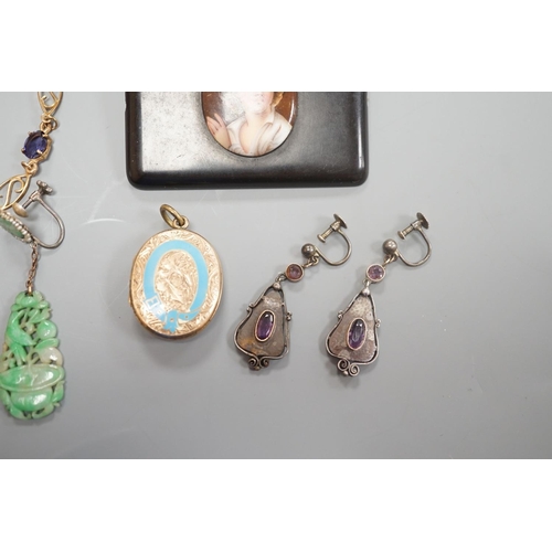 1914 - A small group of Victorian and later jewellery, including seed pearl set stick pin, 9ct and gem set ... 