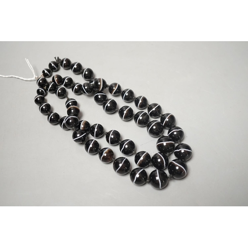 1917 - A single/double strand graduated banded agate bead necklace, 40cm or 82cm.