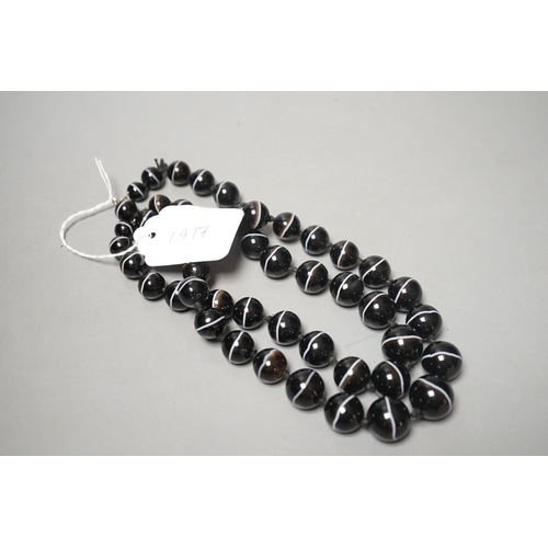 1917 - A single/double strand graduated banded agate bead necklace, 40cm or 82cm.