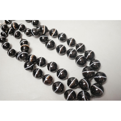 1917 - A single/double strand graduated banded agate bead necklace, 40cm or 82cm.