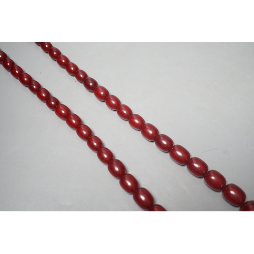 1918 - A single strand graduated oval simulated cherry amber bead necklace, 78cm, gross weight 121 grams.... 