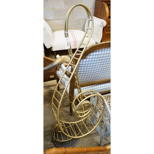 16 - A large contemporary treble clef floor-standing sculpture, width 37cm depth approx. 50cm height appr... 