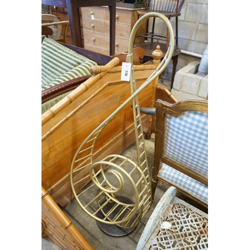 16 - A large contemporary treble clef floor-standing sculpture, width 37cm depth approx. 50cm height appr... 