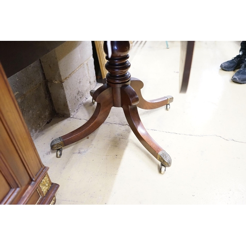 42 - A Regency mahogany Pembroke breakfast table, width 86cm, depth 55cm, height 71cm