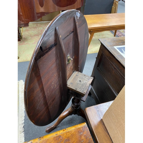 1181 - A George III and later circular mahogany tilt top tea table with birdcage alignment, diameter 86cm, ... 