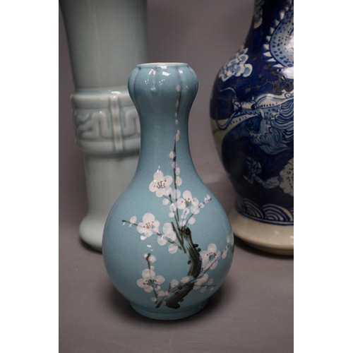 1286 - A Chinese blue and white vase, two jars, a beaker vase, a double gourd vase and a pearlware vase, ta... 