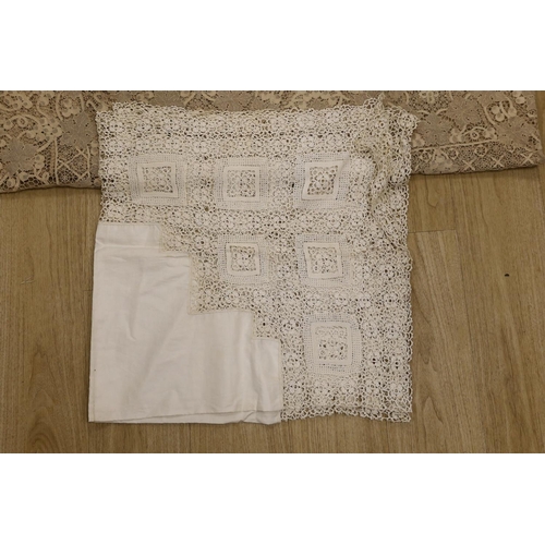 1334 - An large ecru continental hand worked table cloth and smaller linen cloth with a deep crochet edge,l... 