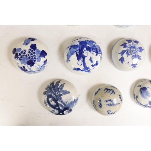 1385 - Fifteen 18th/19th century Chinese blue and white jar covers, largest 13.3cm diameterProvenance - D.C... 