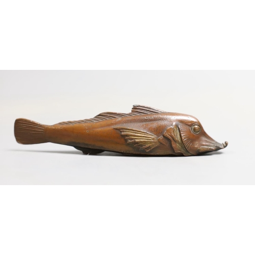 1413 - A Japanese bronze model of a gurnard fish, 10cm