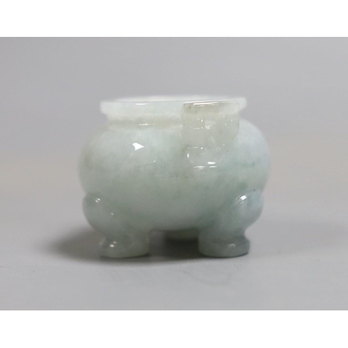 1416 - A small Chinese jade censer or jossstick holder, 4cm tall