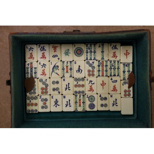 1433 - A leather boxed mahjong game