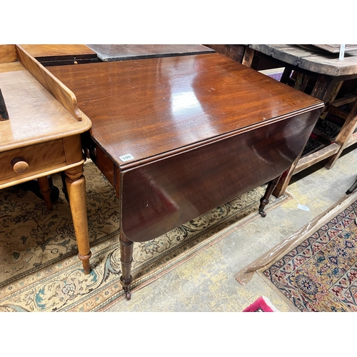 100 - A Regency mahogany Pembroke table, width 98cm, depth 68cm, height 70cm