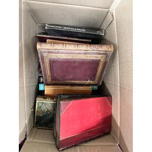 148 - ° ° Six boxes of assorted books, mainly fine art reference and British history