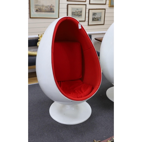 221 - An egg pod chair, in the style of Eero Aarnio, with white plastic shell and rotating base