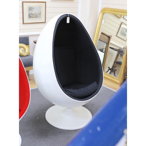 222 - An egg pod chair, in the style of Eero Aarnio, with white plastic shell and rotating base