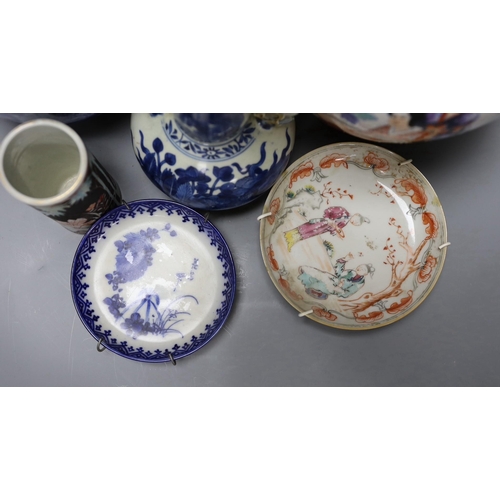 323 - A selection of Oriental ceramics, to include a Chinese blue and white Venetian-glass style vase deco... 