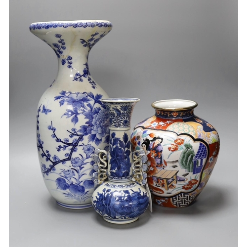 323 - A selection of Oriental ceramics, to include a Chinese blue and white Venetian-glass style vase deco... 