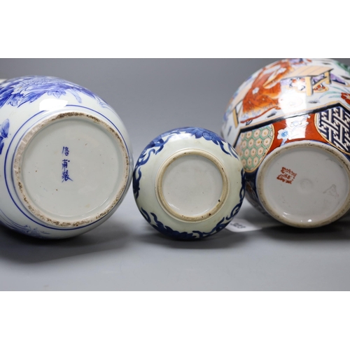 323 - A selection of Oriental ceramics, to include a Chinese blue and white Venetian-glass style vase deco... 