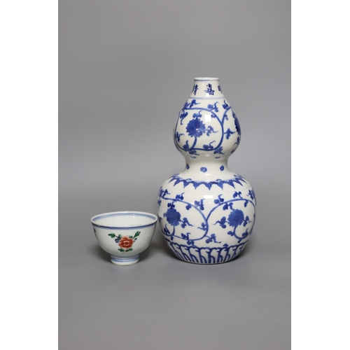 365 - A Chinese blue and white double gourd vase, together with a Chinese famille verte bowl, tallest 25cm... 