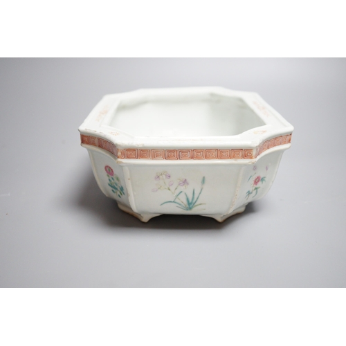 431 - A 19th century Chinese export planter, famille rose enamels, 21.5cm