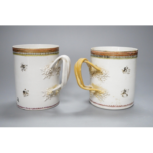 441 - A pair of 18th century Chinese export cylindrical mugs, 13cm