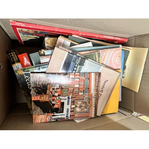 67 - ° ° Five boxes of assorted fine art reference books