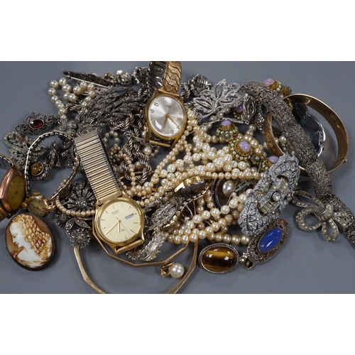 966 - A quantity of assorted costume jewellery, including marcasite and three gentleman's wrist watches in... 