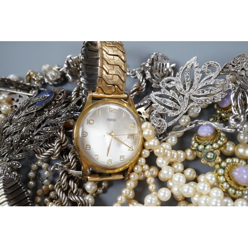 966 - A quantity of assorted costume jewellery, including marcasite and three gentleman's wrist watches in... 