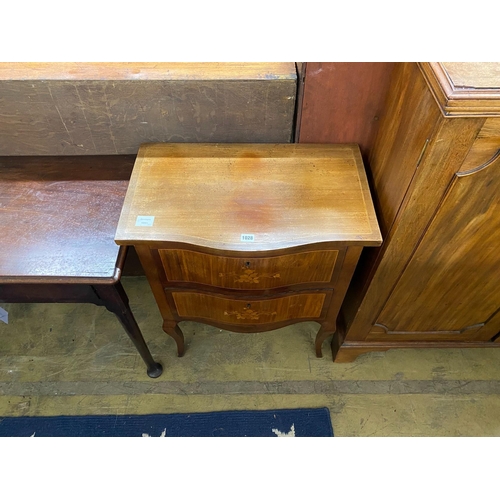 1026 - A French marquetry inlaid mahogany serpentine petite commode, width 61cm, depth 38cm, height 76cm... 