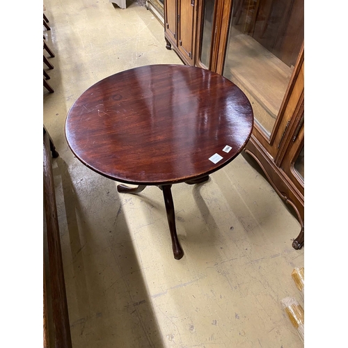 1080 - A George III circular mahogany tilt top tripod tea table, diameter 76cm, height 69cm