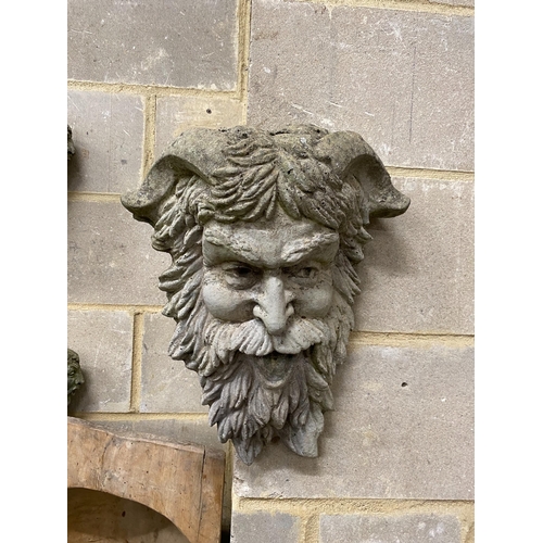 1125 - A reconstituted stone garden wall mask, height 40cm