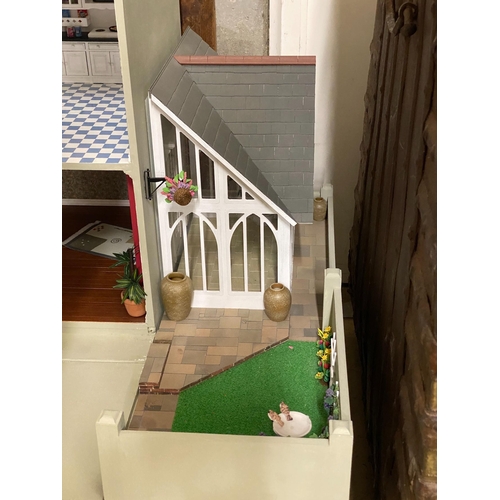 1134 - A good quality modern painted wood doll's house, modelled as a Victorian four storey villa, width 76... 