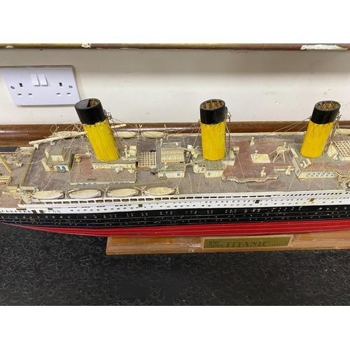 1149 - A kit built model of the Titanic, length 109cm