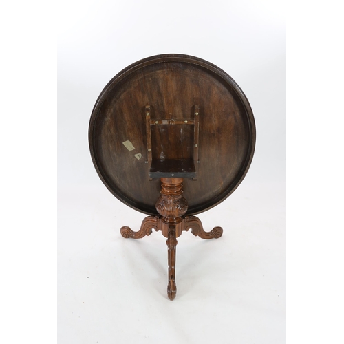 1156 - A Victorian style walnut and marquetry breakfast table Victorian-style walnut and marquetry breakfas... 