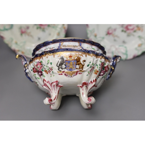 1323 - A Sampson lidded tureen and a pair of Chelsea dishes, dish diameter 23cm