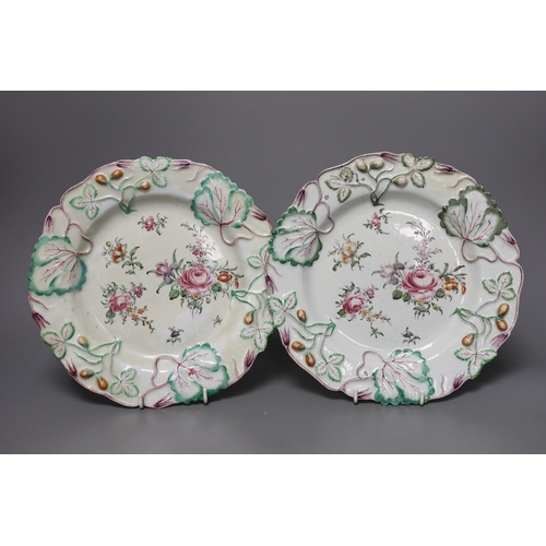 1323 - A Sampson lidded tureen and a pair of Chelsea dishes, dish diameter 23cm