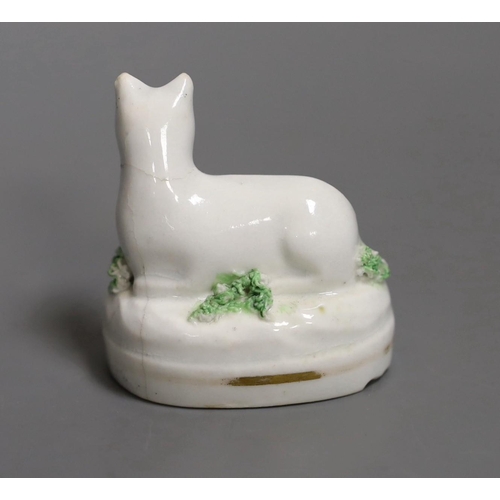 1471 - A rare Staffordshire porcelain figure of a recumbent cat, c.1830-50, 4.7cmNot recorded in Dennis G.R... 