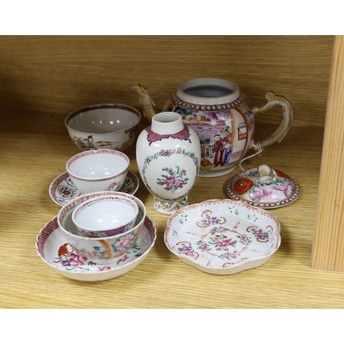 354 - A selection of 18th century Chinese export wares, to include a teapot, tea bowls, saucers etc., some... 